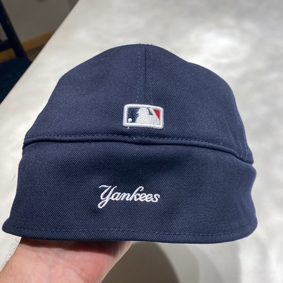 New York Yankees (Slightly Curved Bill) 2009 On-Field Cap with Ear Warmers - Picture 3 of 6